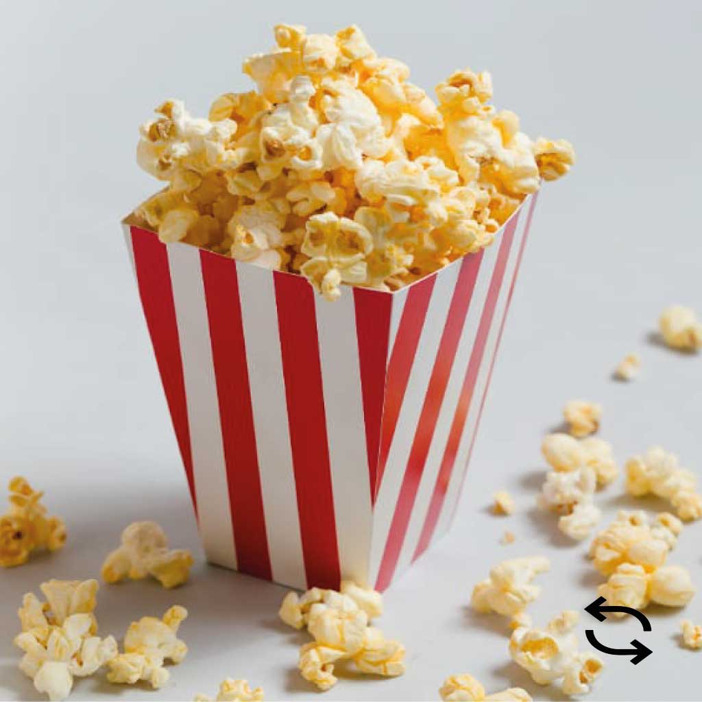 Pop corn doré et croustillant dans un sachet coloré – stand gourmand pour fêtes, marchés et événements familiaux.
