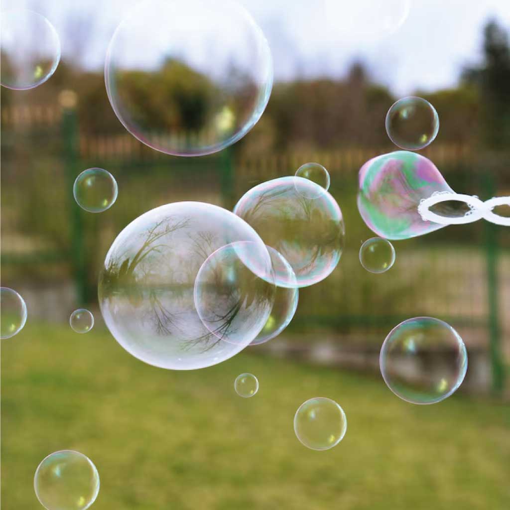 Bulles de savon géantes flottant dans les airs – spectacles de bulles et de sculptures sur ballons à Genève pour anniversaires et événements festifs.
