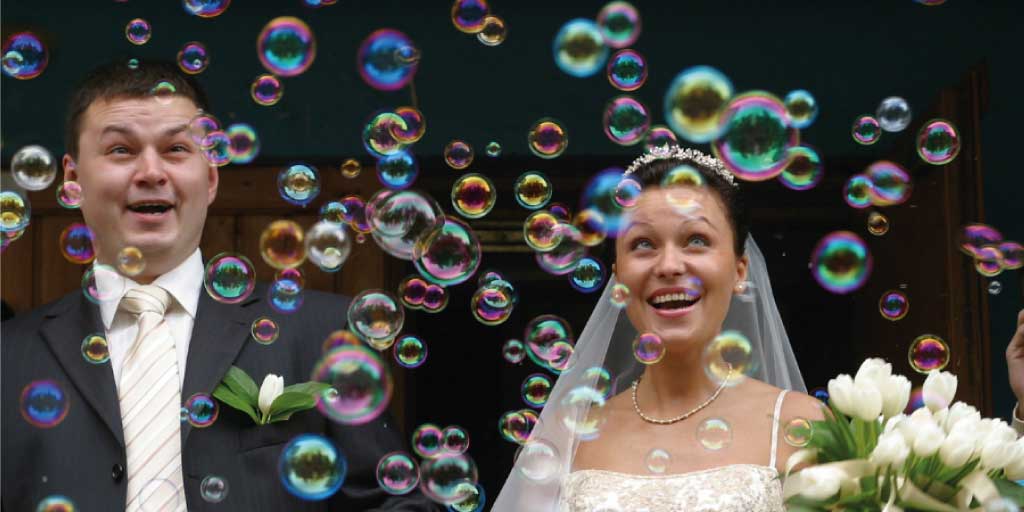 Bulles de savon flottant dans l’air lors d’un mariage en plein air – location de machine à bulles pour mariages et événements élégants à Genève.
