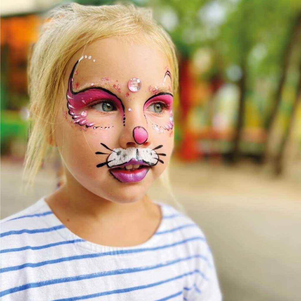 Enfant maquillée pour le carnaval – ateliers de maquillage artistique pour enfants à Genève lors de fêtes, anniversaires et événements scolaires.